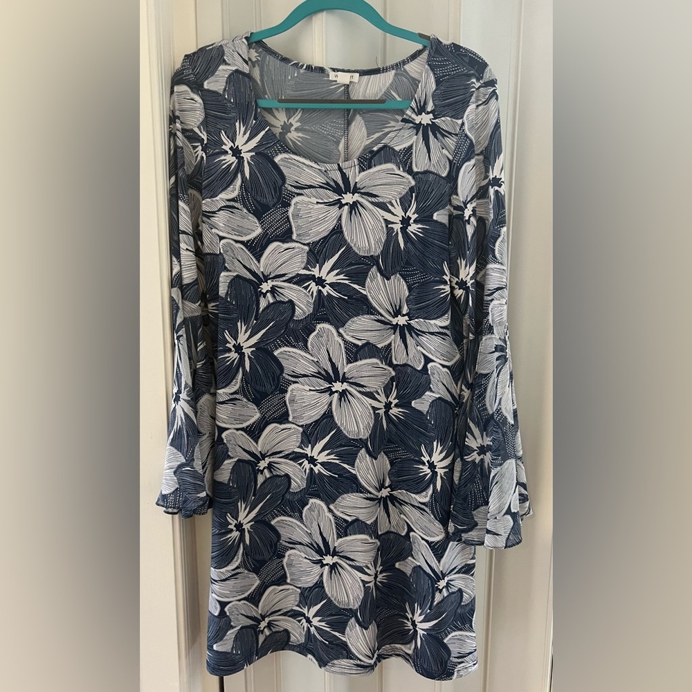 💙🤍Beautiful Women’s Blue/White Floral Dress💙🤍